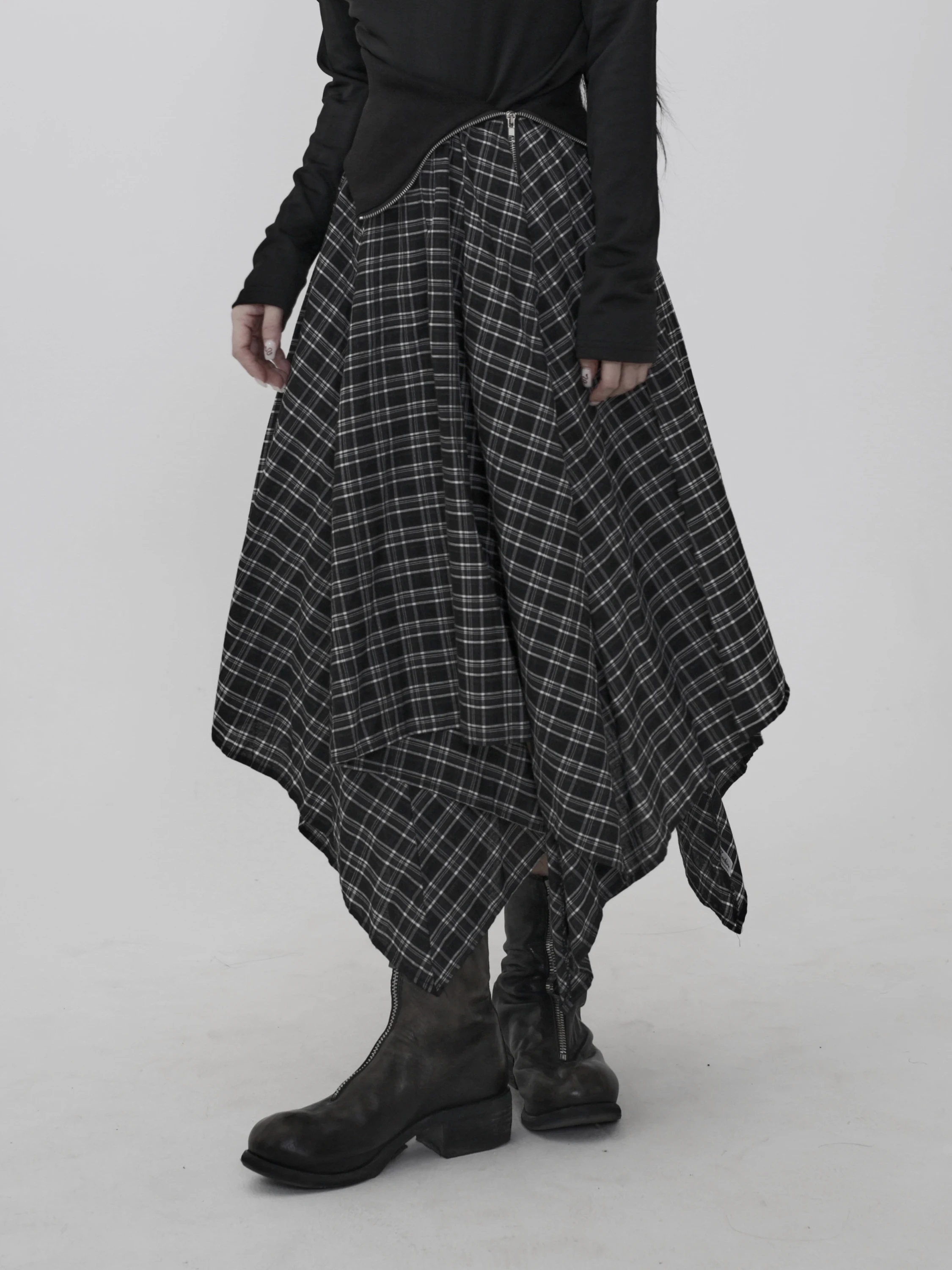 

Романтичная юбка с асимметричным подолом и большим оборончатым краем, в клетку в стиле гингем, черно-белая, для весны и осени