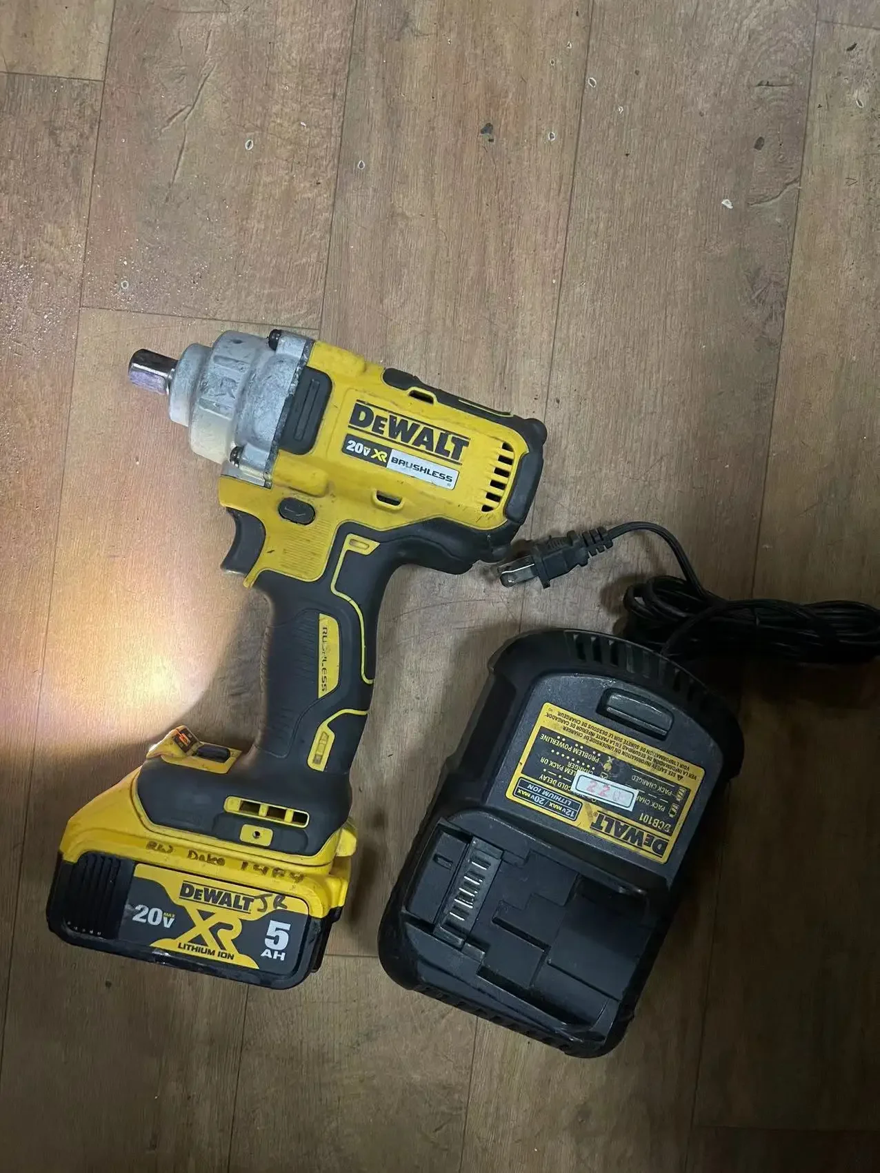 DEWALT DCF894B 20V 1/2inch Cordless Impact Wrench USED,WITH 5AMP BATTERY AND CHARGER