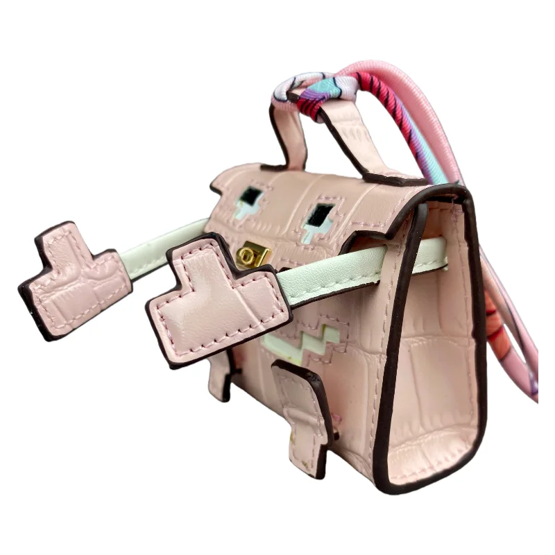 Mini-Pixel-Puppen-Taschenanhänger, bezaubernder, mit Krokodil geätzter PU-Leder-Schlüsselanhänger mit Beutel für Ohrhörer und Münzen, handgefertigtes Pastell-Cutie-Geschenk – Detail 7