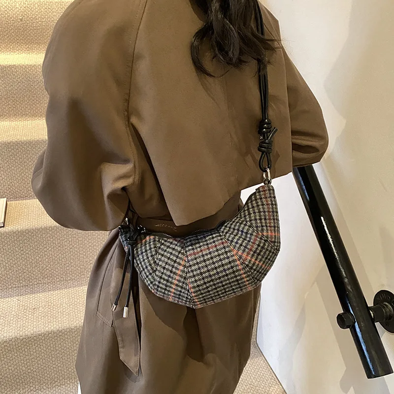 Bolso bandolera con diseño de nicho de gama alta para mujer, nuevo bolso de croissant a cuadros, bolso Retro de moda para dumplings en las axilas, 2024