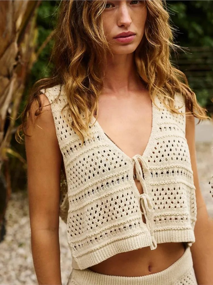 Strój kąpielowy dwuczęściowy: top i mini spódniczka, seksowny, modny, jednolity, z wycięciami, idealny na plażę.