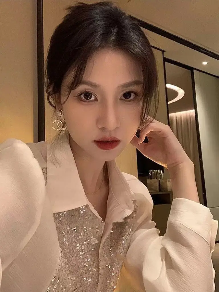 Shirts High Quality French Elegant Women Sequins Fashion Simple All-Match Leisure Tender Loose Design Cozy Turn-Down Collar Tops