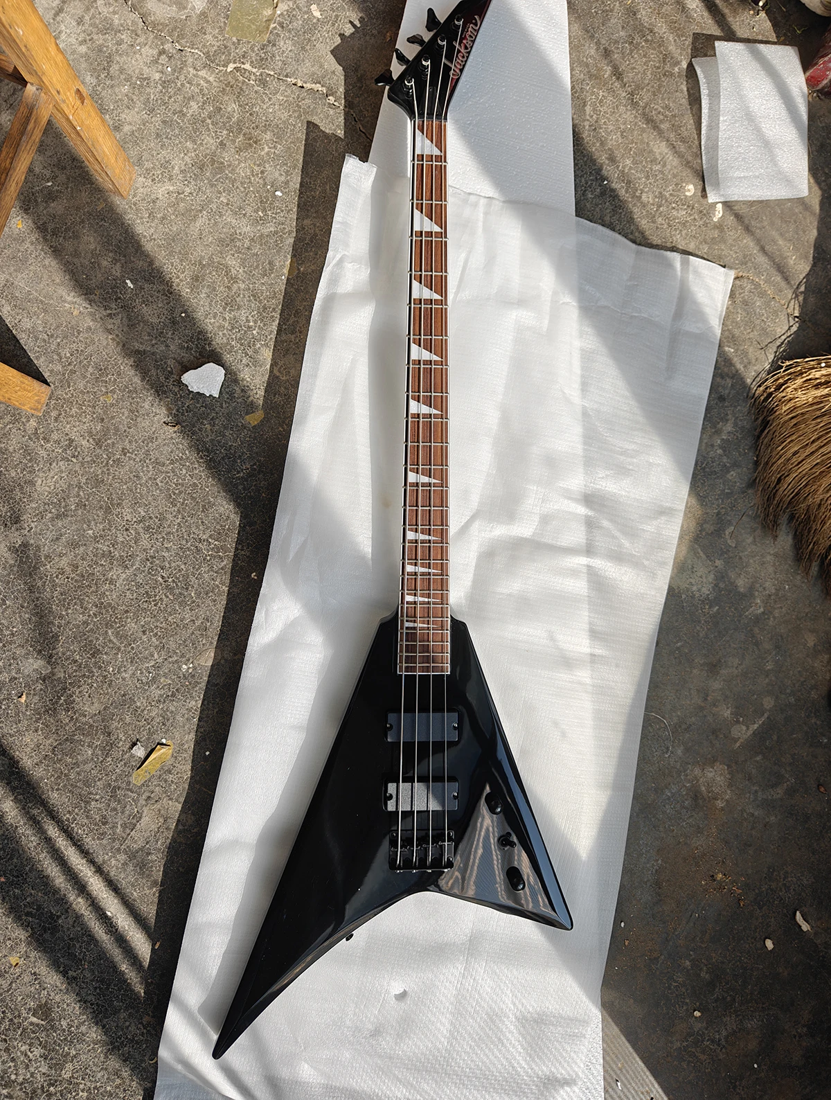 مصنع عالي الجودة رائجة البيع على شكل حرف V 4 أوتار جيتار كهربائي أسود لوح فريتس من خشب الورد أجهزة سوداء نشطة قابلة للتخصيص #1