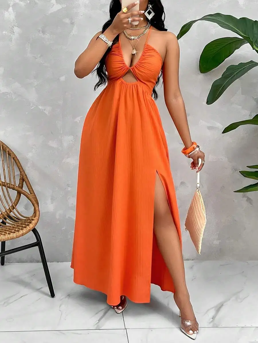 Vestido Maxi Laranja com Decote Halter, Recorte Frontal e Fenda Lateral