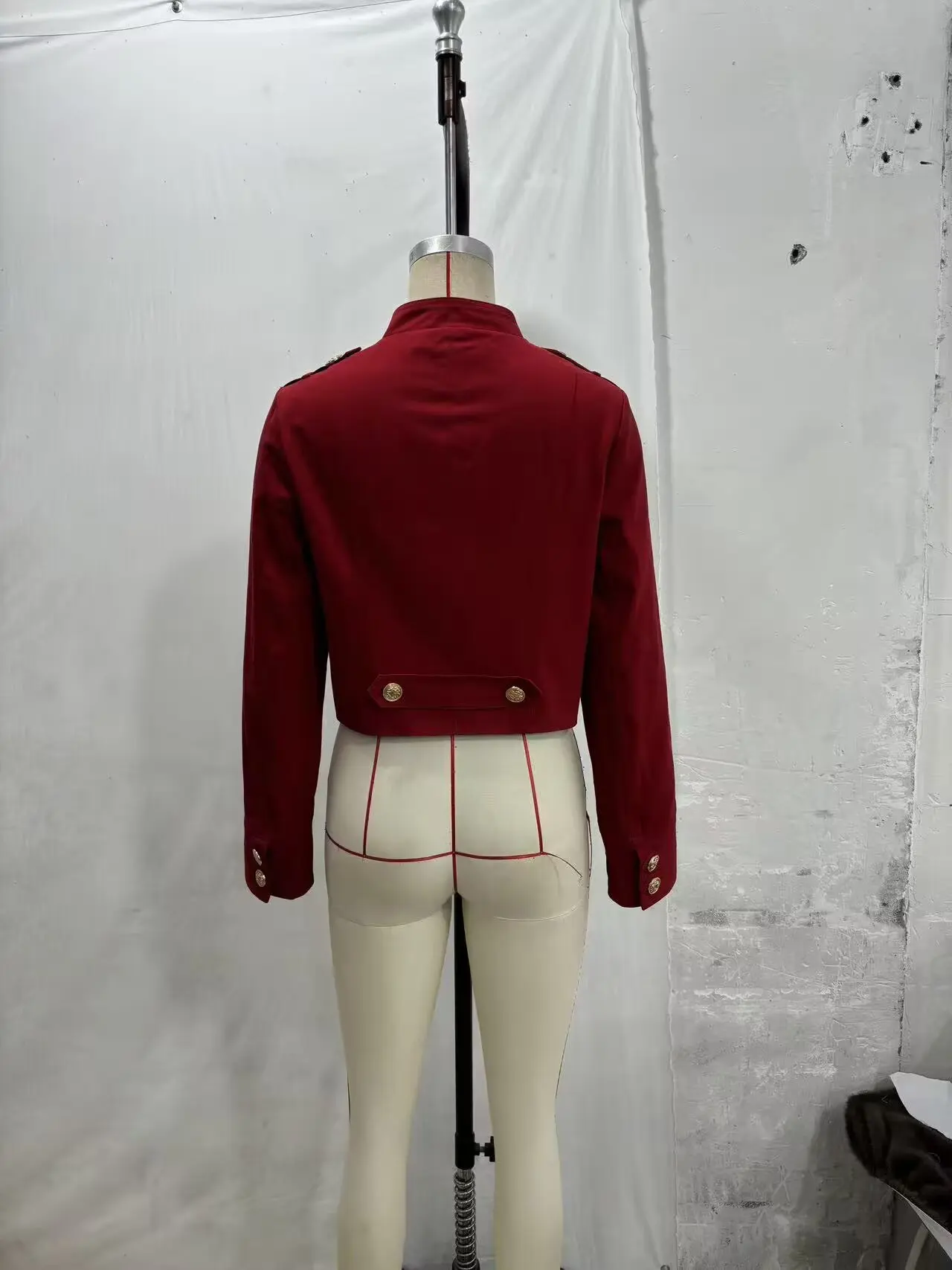 KONDALA Vintage Streetwear Einfarbige Frühlingsjacke für Damen Rot Mode 2026 Doppelreihige High-Street-Chic Kurze Damenjacke – Detail 4