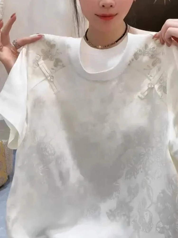 เสื้อยืดสไตล์จีนย้อนยุคทรงหลวมสบายๆ พร้อมดีไซน์ปักลายกระดุม แฟชั่นฤดูร้อนใหม่สำหรับผู้หญิง