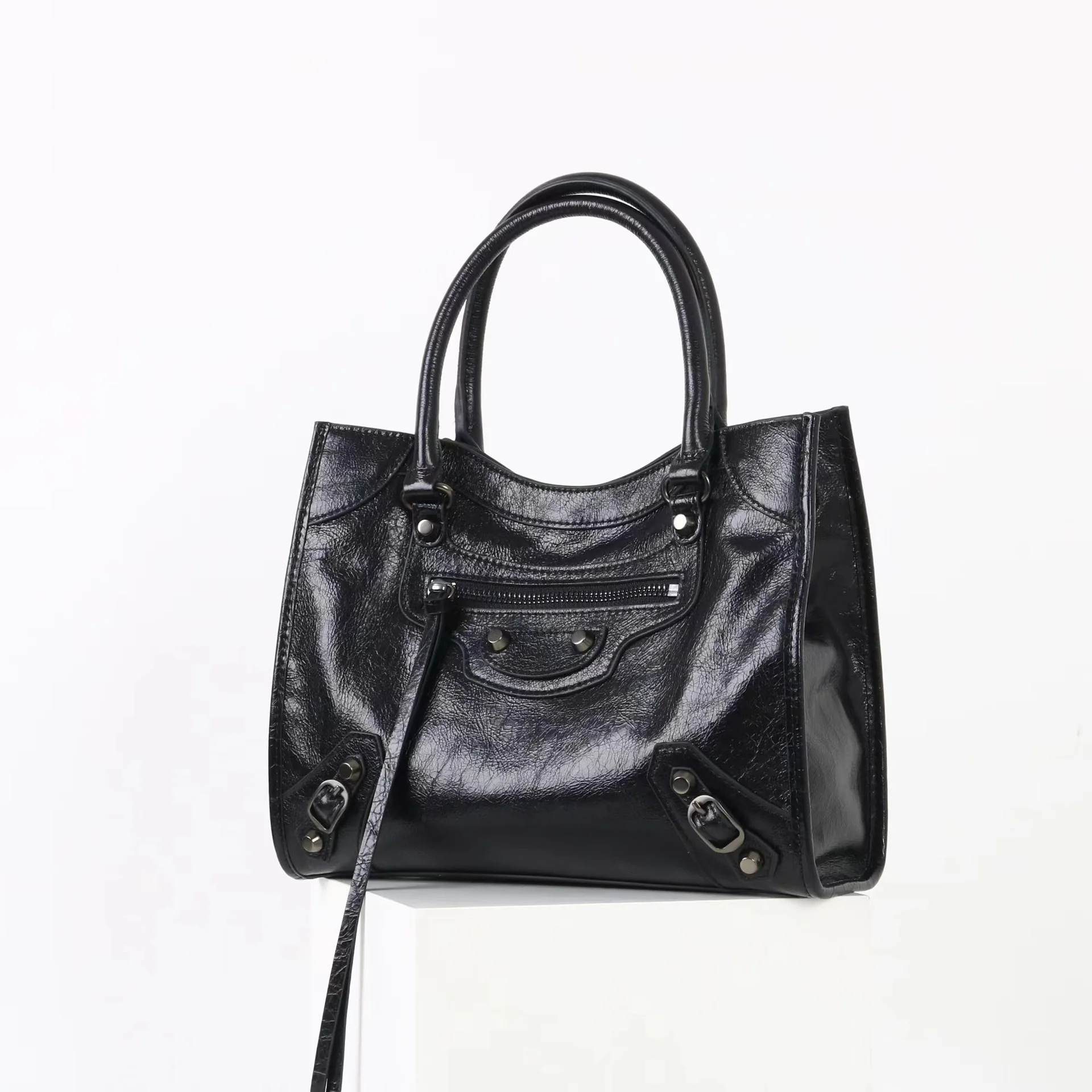 

2025 European and American Temperament First-layer Cowhide Casual Rivets Niche Korean Version Messenger Bag High-end Locomotive