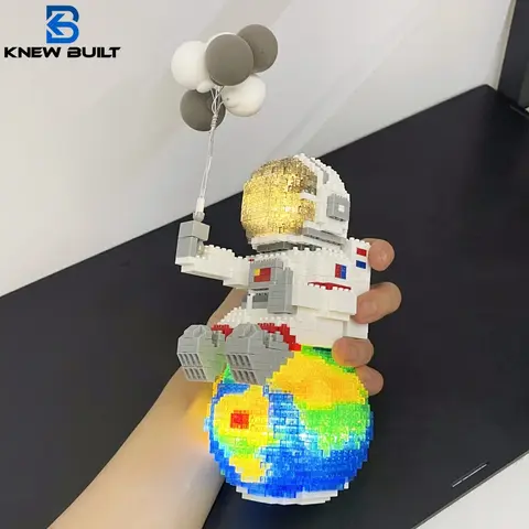 Micro Mini bloques de construcción de la serie Astronaut con luces LED, mejora la estética del escritorio, portalápices ensamblar Brilliance the Cosmos