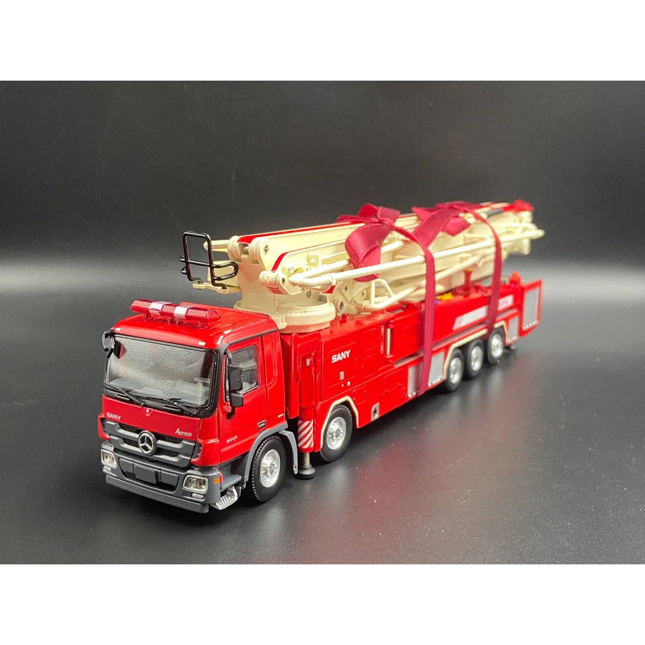 Diecast escala 1:50 Sany 62 metros motor de bombeiros Benz caminhão liga modelo de carro brinquedo colecionável presente lembrança exibição ornamento