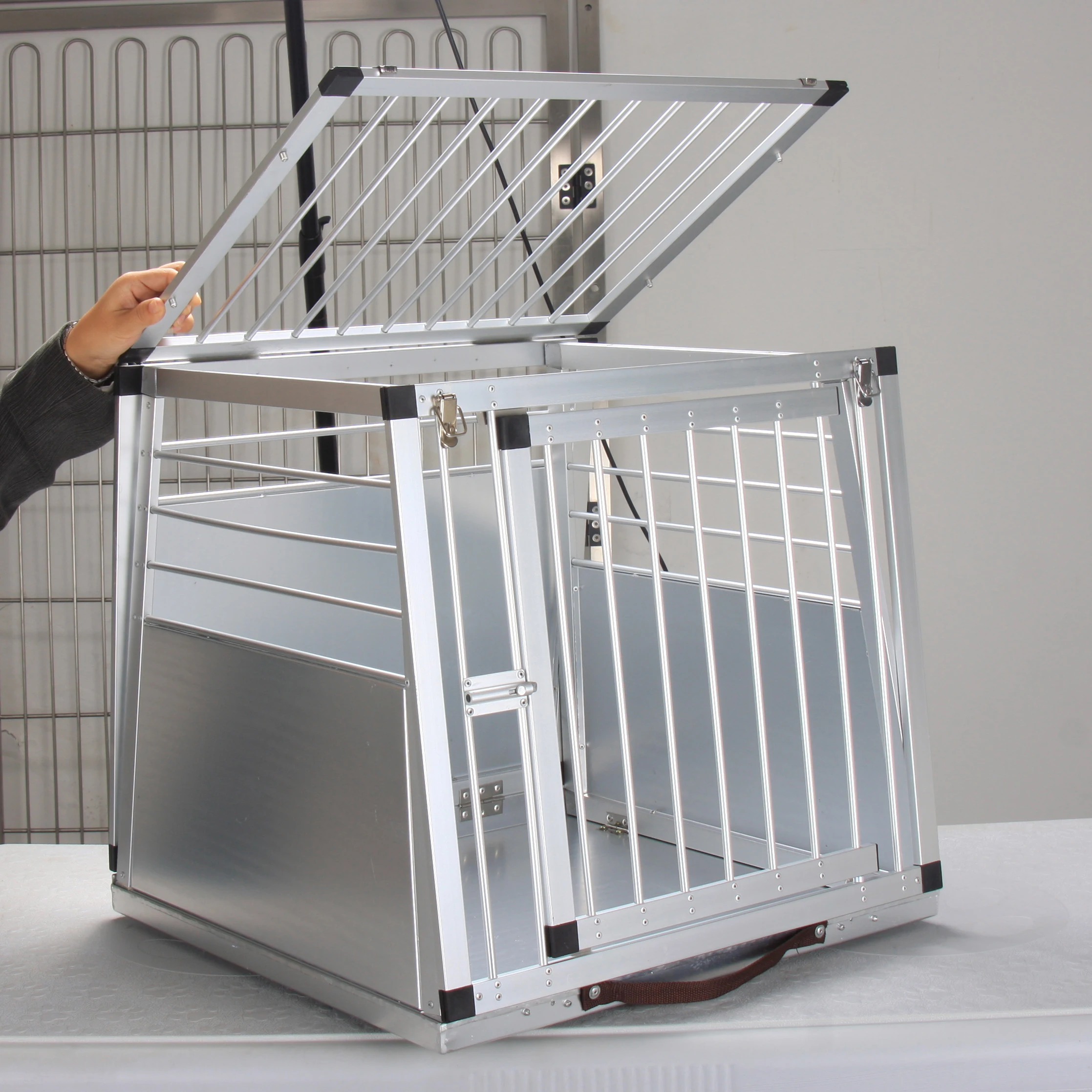 

Light Portable Aluminium Pet Car Cage Foldable Car Cage Travel Cage