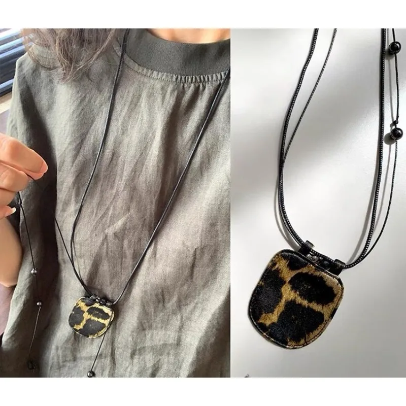 인스 블로거 동일 레오파드 무늬 초승달 진주 스웨터 체인 비즈 펜던트 레오파드 무늬 미니 백 목걸이, 신제품