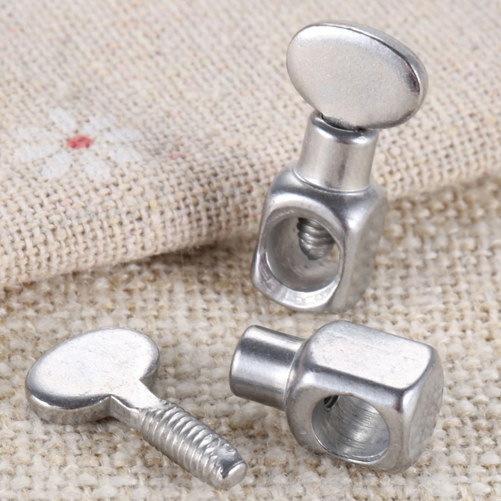 2pcs โลหะเงินจักรเย็บผ้าเข็ม CLAMP สําหรับ Old-fashioned เครื่องเย็บผ้าในครัวเรือนเครื่องมืออุปกรณ์เสริม 28*8*6 มม.