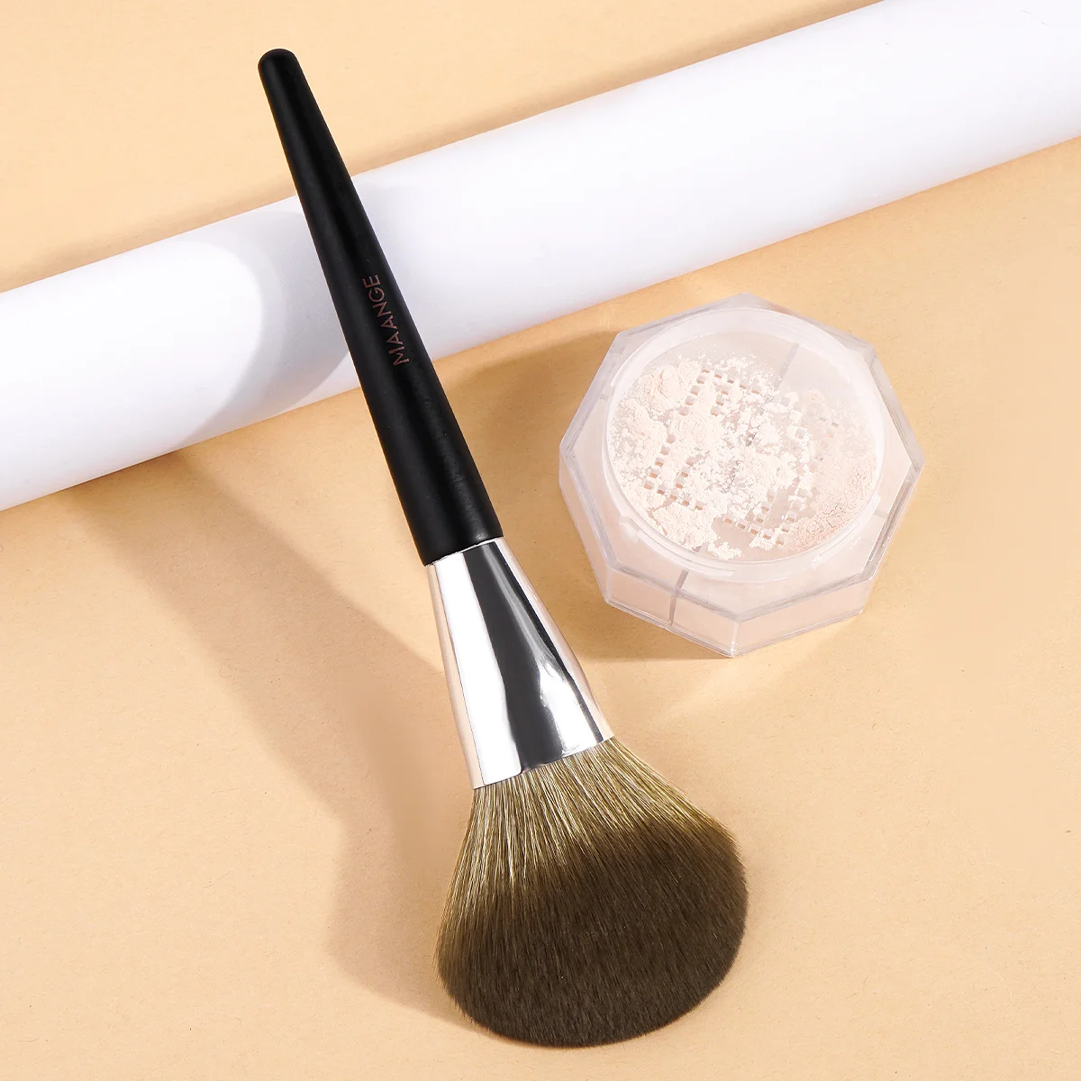 MAANGE Pennello professionale per cipria inclinato Grandi capelli morbidi e densi per polvere minerale Cosmetici Miscelazione Strumento di bellezza Pennello Kabuki