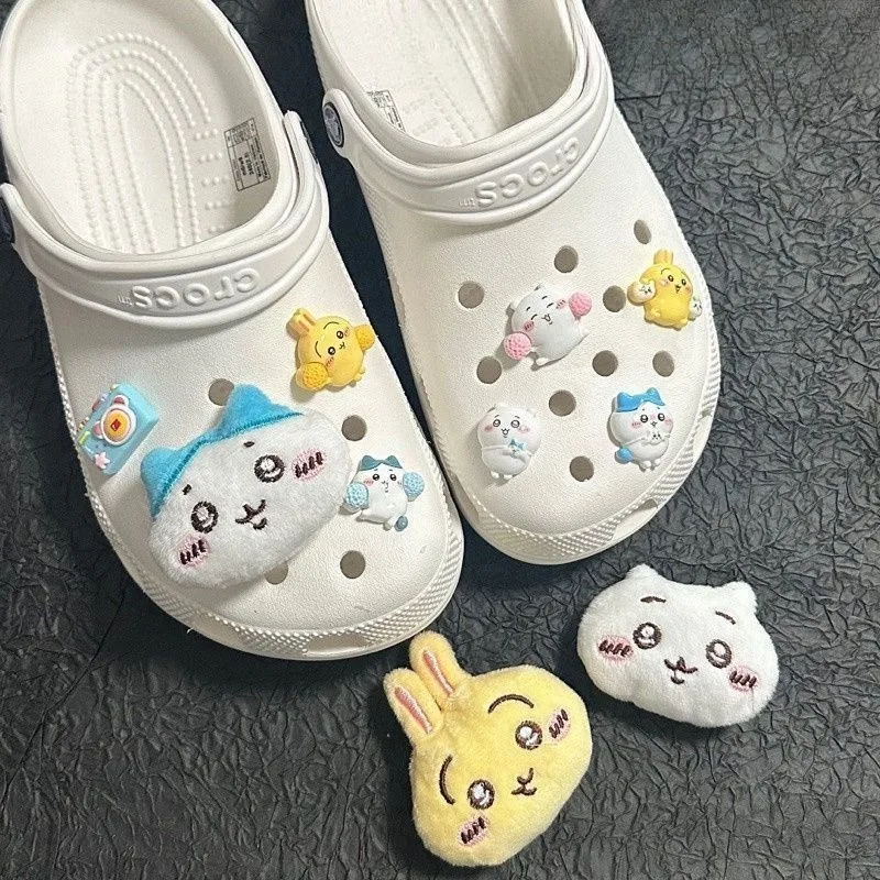 Nouvelles boucles de chaussures en peluche Usagi et Hachiware, style dessin animé mignon, au design simple et tendance.