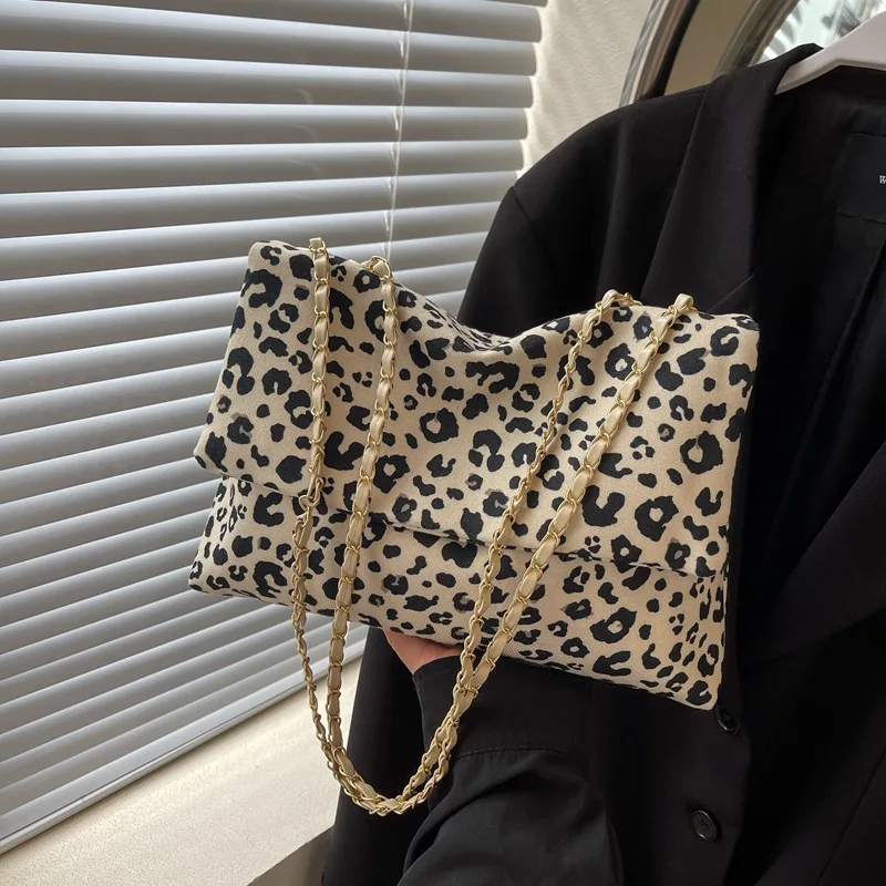 This year's popular niche leopard print handbag for women in 2024, new western-style versatile single shoulder underarm bag, han