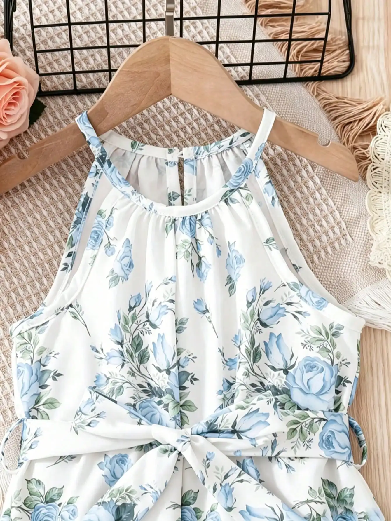 Mädchenkleid mit Blumenmuster, lässig, bequem, mit Rundhalsausschnitt, ärmellos, mit Taillenbund zum Binden, mittellanger Rock für Kinder. – Detail 9