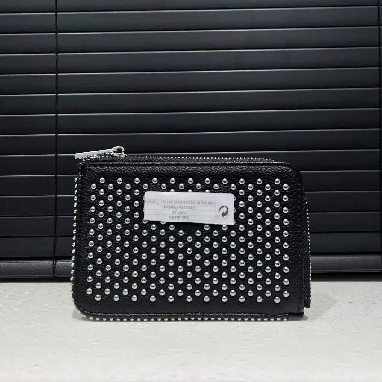 

Ladies' fashionable and luxurious design handbag, compact and portable with rivets and loose change card bag