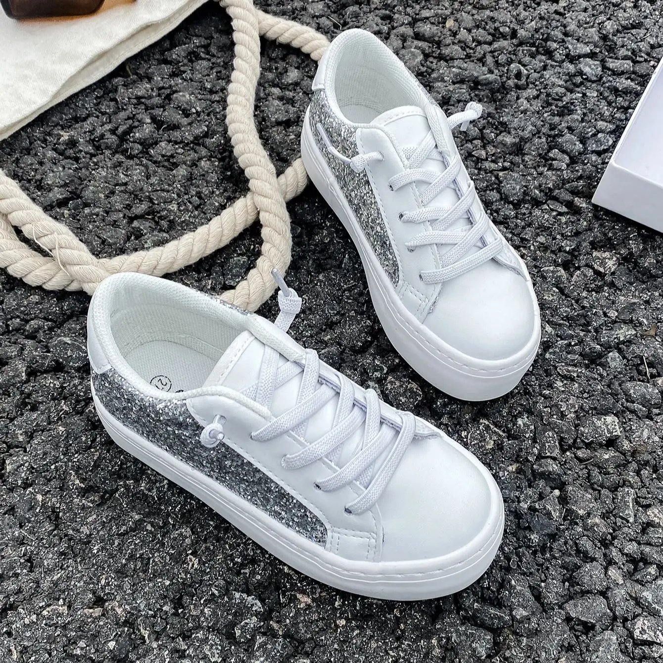 8011Trendy and versatile casual sports skateboarding children\'s shoes, girls\' flat shoes, fashionable soft sole, breathable and