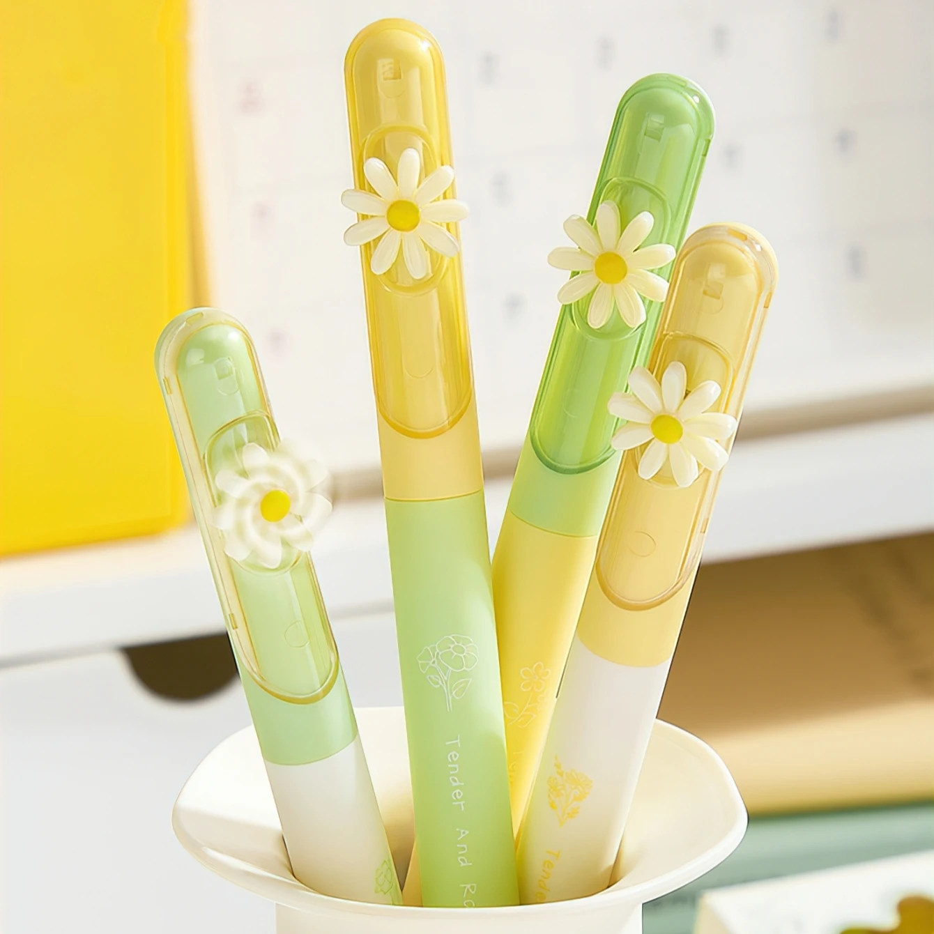 

Набор из 4 нежных и романтических гелевых ручек, вращающийся зажим с цветком ромашки, быстросохнущие черные чернила для письма в школе A3041