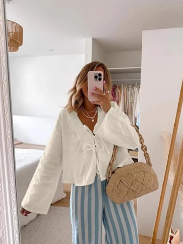 

Осенний женский топ на шнуровке с глубоким V-образным вырезом и расклешенными рукавами, женская рубашка на шнуровке