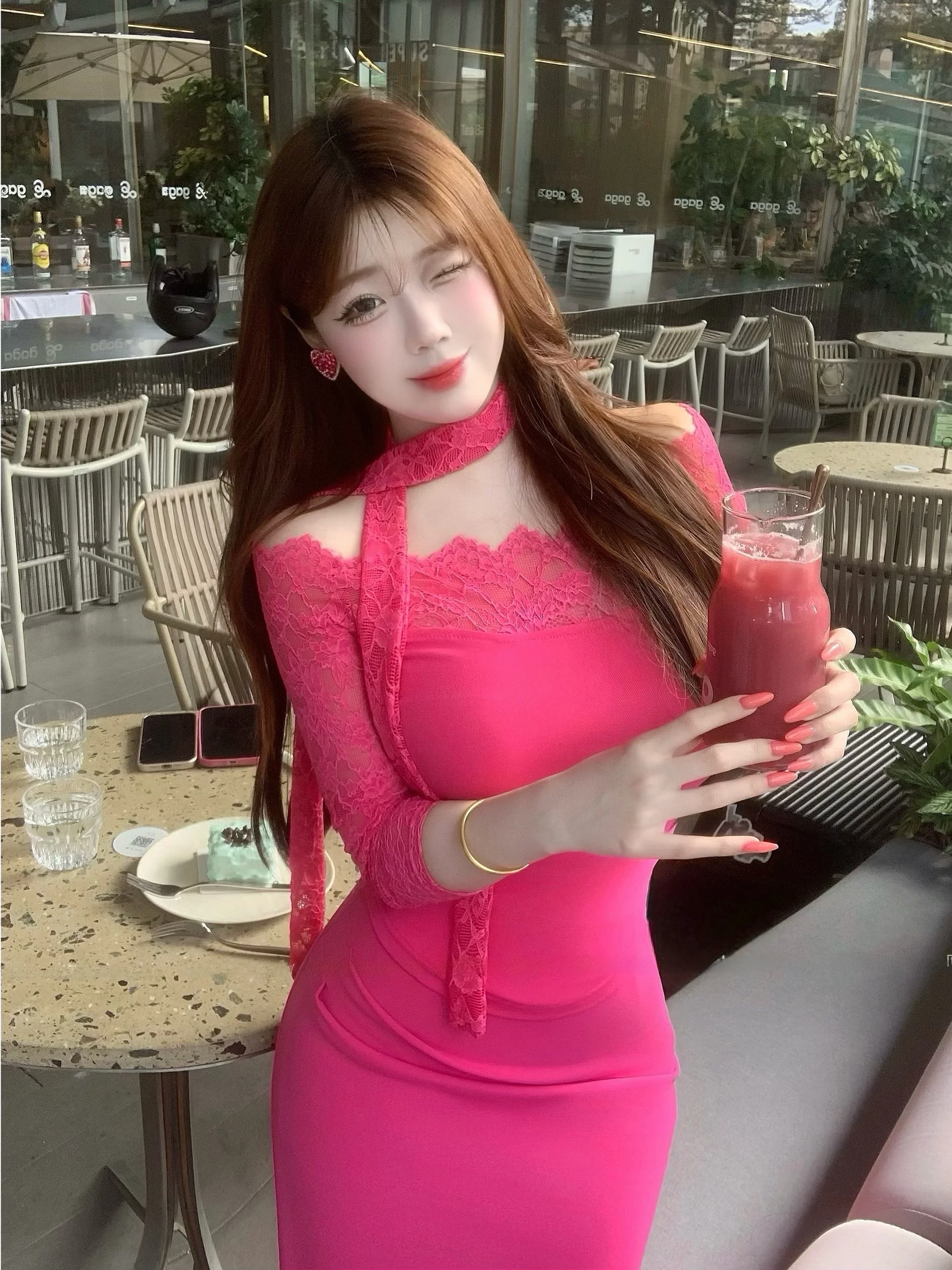 

Женский модный комплект Meng Face Hero: топ с одним открытым плечом, длинными рукавами, кружевными вставками и ярким дизайном в холодных тонах, а также длинная юбка.