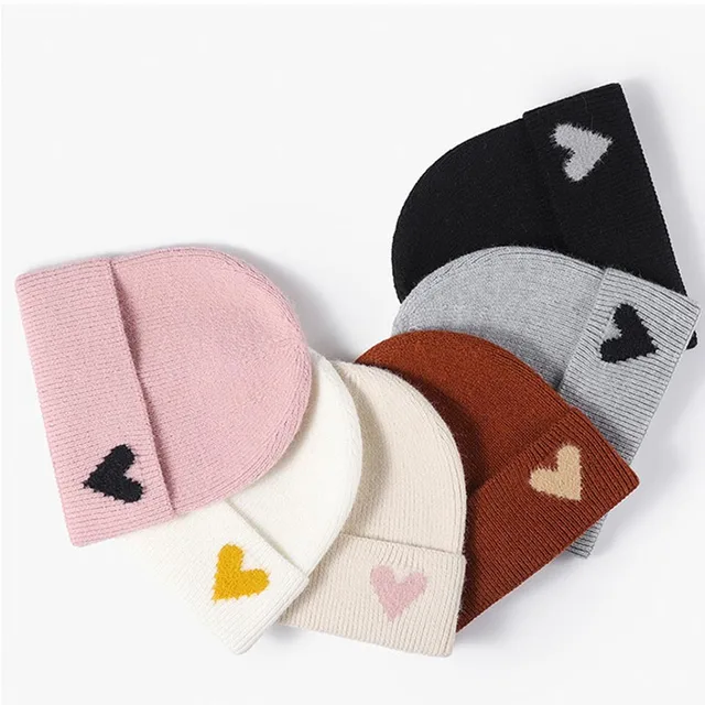 Nowa jesienna czapka w jednolitym kolorze Ciepła miękka czapka zimowa dla kobiet Dzianinowa akrylowa czapka z sercem na zewnątrz Casual Skullies Gift Bonnet