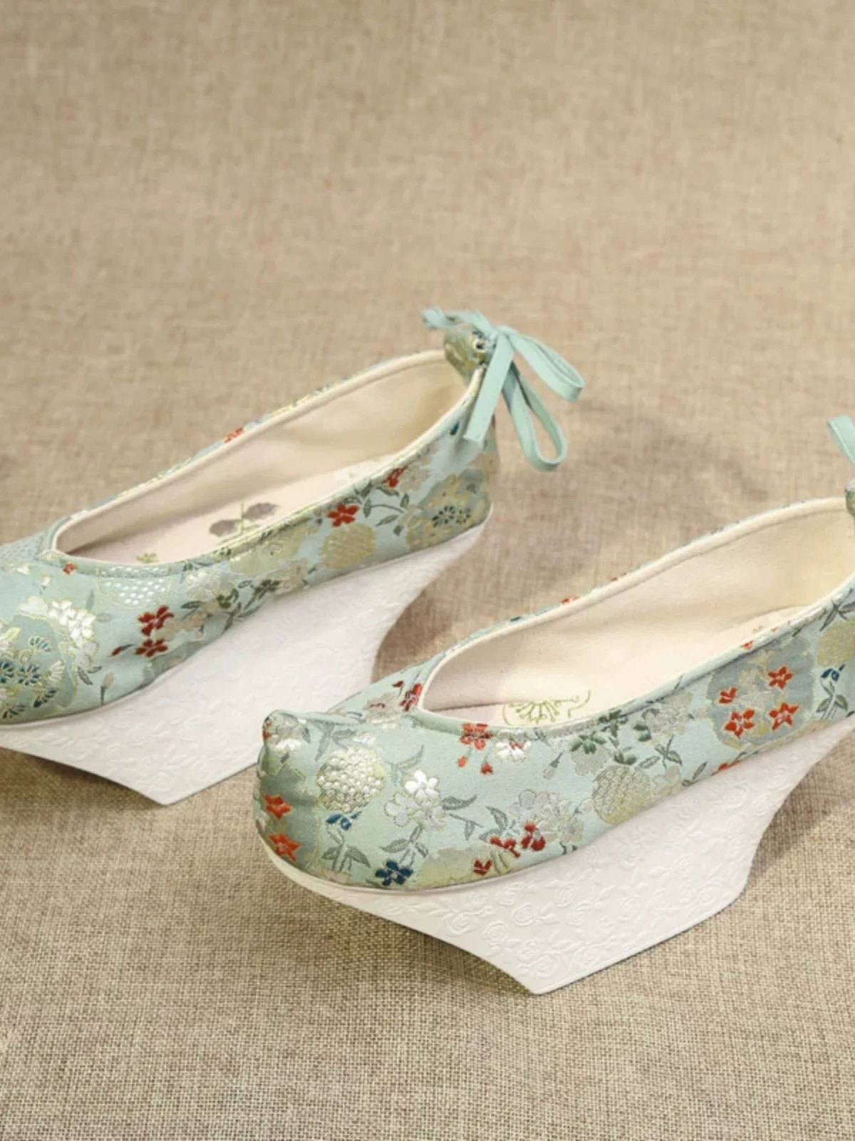 Ancient costume palace flowerpot women's shoes Yanxi strategy, such as Yi Zhuan Fu Jin Yuanbao bottom grid embroidered cloth