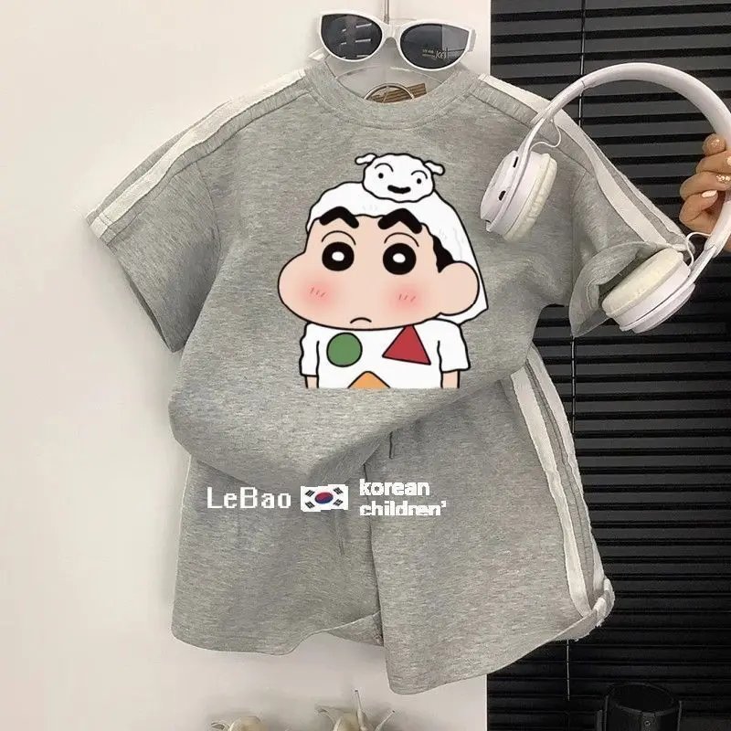 

Детский спортивный костюм с принтом Kawaii Kids Crayon Shin Chan, милый комплект из 2 предметов с мультяшным рисунком для мальчиков, повседневный комплект из футболки и шорт для лета, новинка в стиле аниме