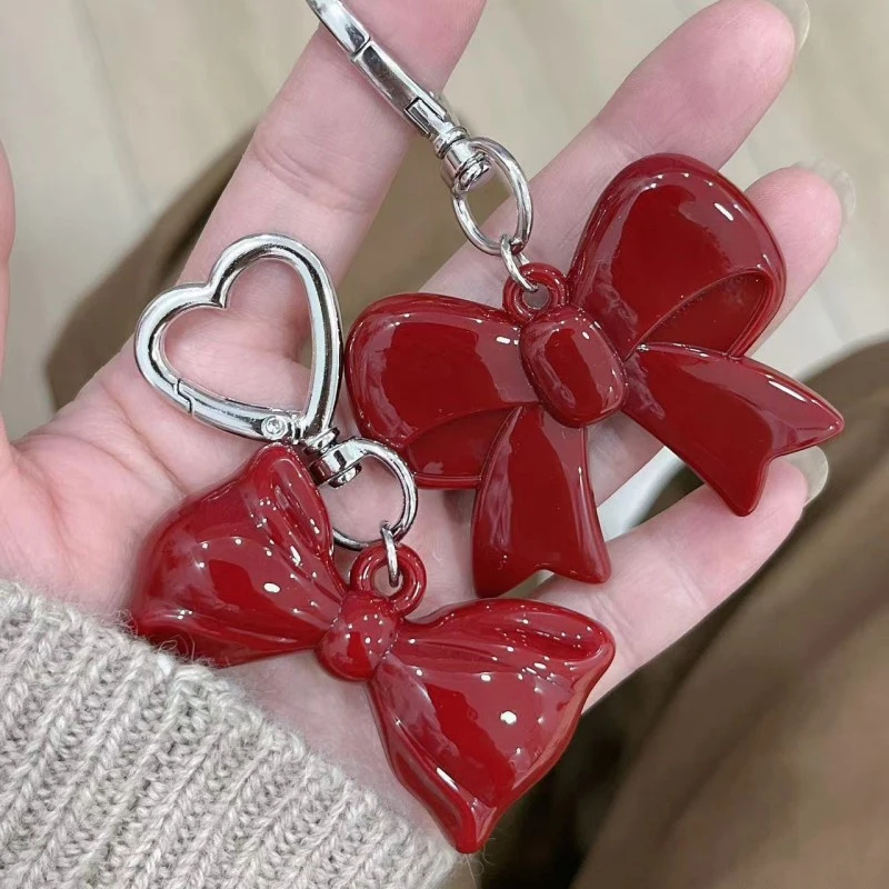 Ciondolo portachiavi in acrilico con cuore rosso bowknot dal temperamento semplice per donne e ragazze, versatili accessori per la decorazione dello zaino, regali