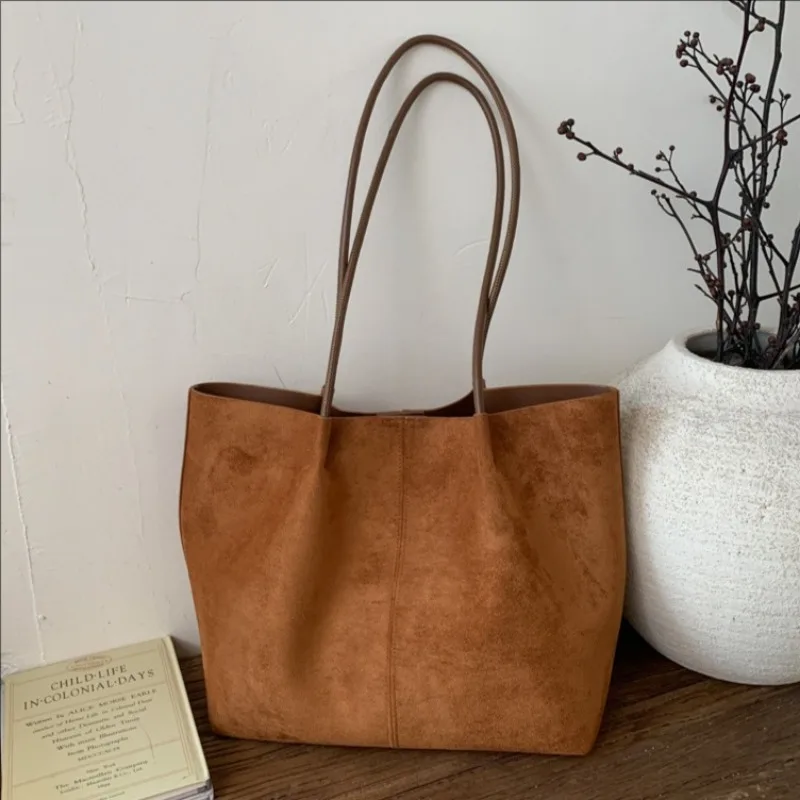 

2025 Новая осенне-зимняя замшевая сумка-тоут для женщин, роскошная дизайнерская сумка на плечо, большая вместительная пригородная сумка через плечо, стильная и