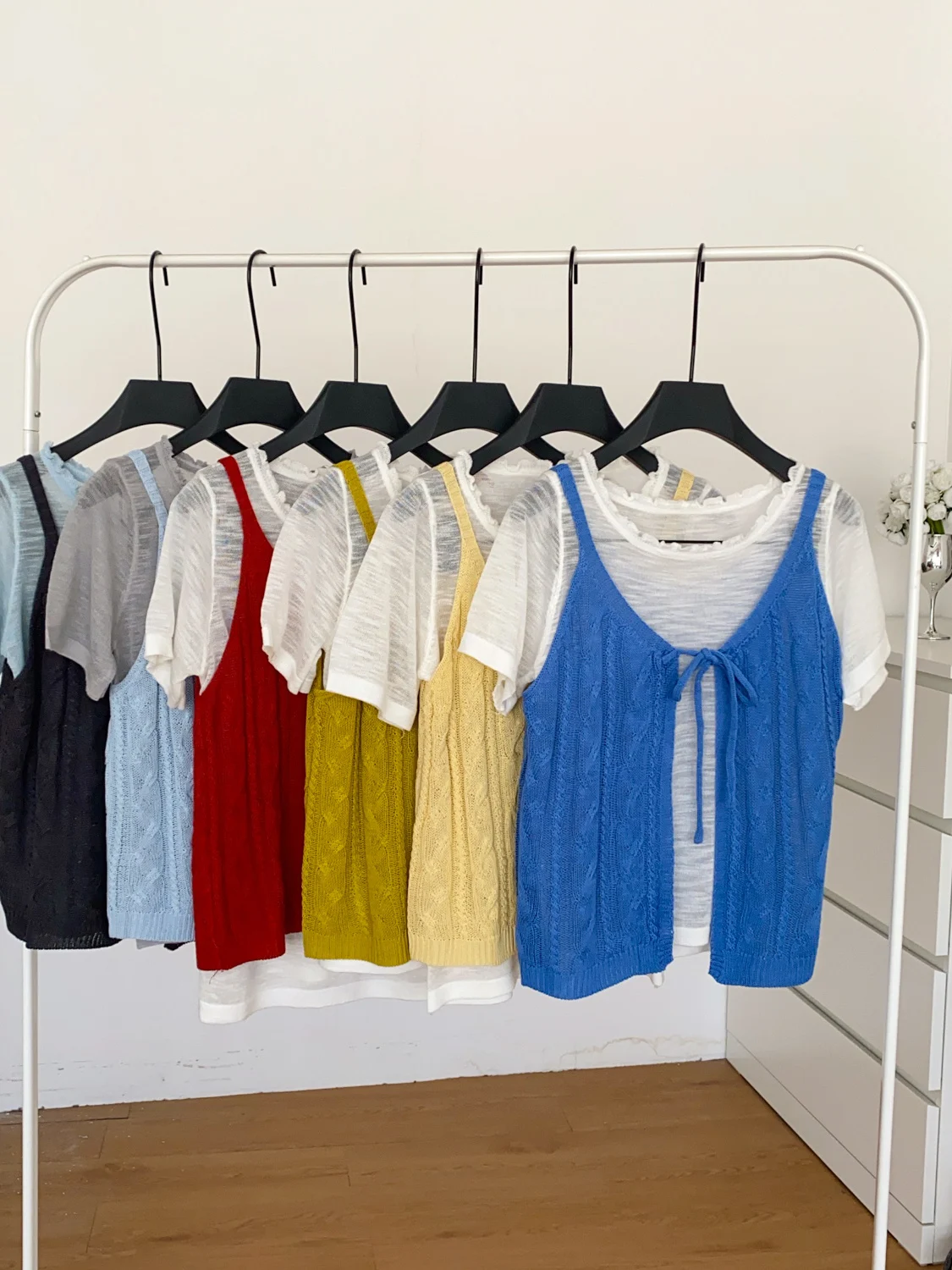 

Женский летний комплект из двух предметов: вязаный жилет с градиентом «Дофамин», дышащий, приятный к телу, для многослойных образов, высококачественный, для повседневной носки