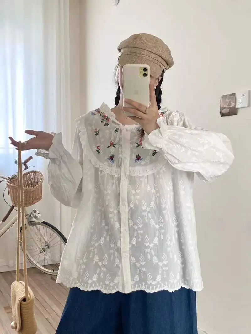 เสื้อเชิ้ตแขนยาวมีฮู้ดผ้าฝ้ายสำหรับฤดูใบไม้ร่วงปี 2025 ใหม่ล่าสุด  สำหรับผู้หญิง  ตกแต่งด้วยลายปักและระบาย  สไตล์โมริเกิร์ล  แบบฝรั่งเศส  หวาน  ชิค  ทรงหลวม  รุ่น T59355CC