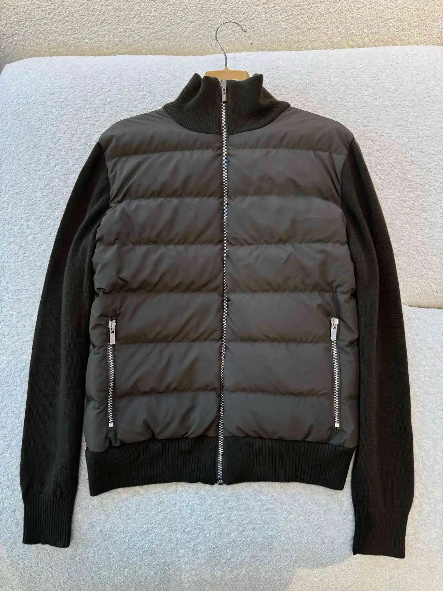 

Новинка сезона осень-зима 2025: Дизайнерская куртка в стиле пэчворк с передней вставкой, наполненная высококачественным гусиным пухом, легкая теплая вязаная куртка-пальто, модная модель.