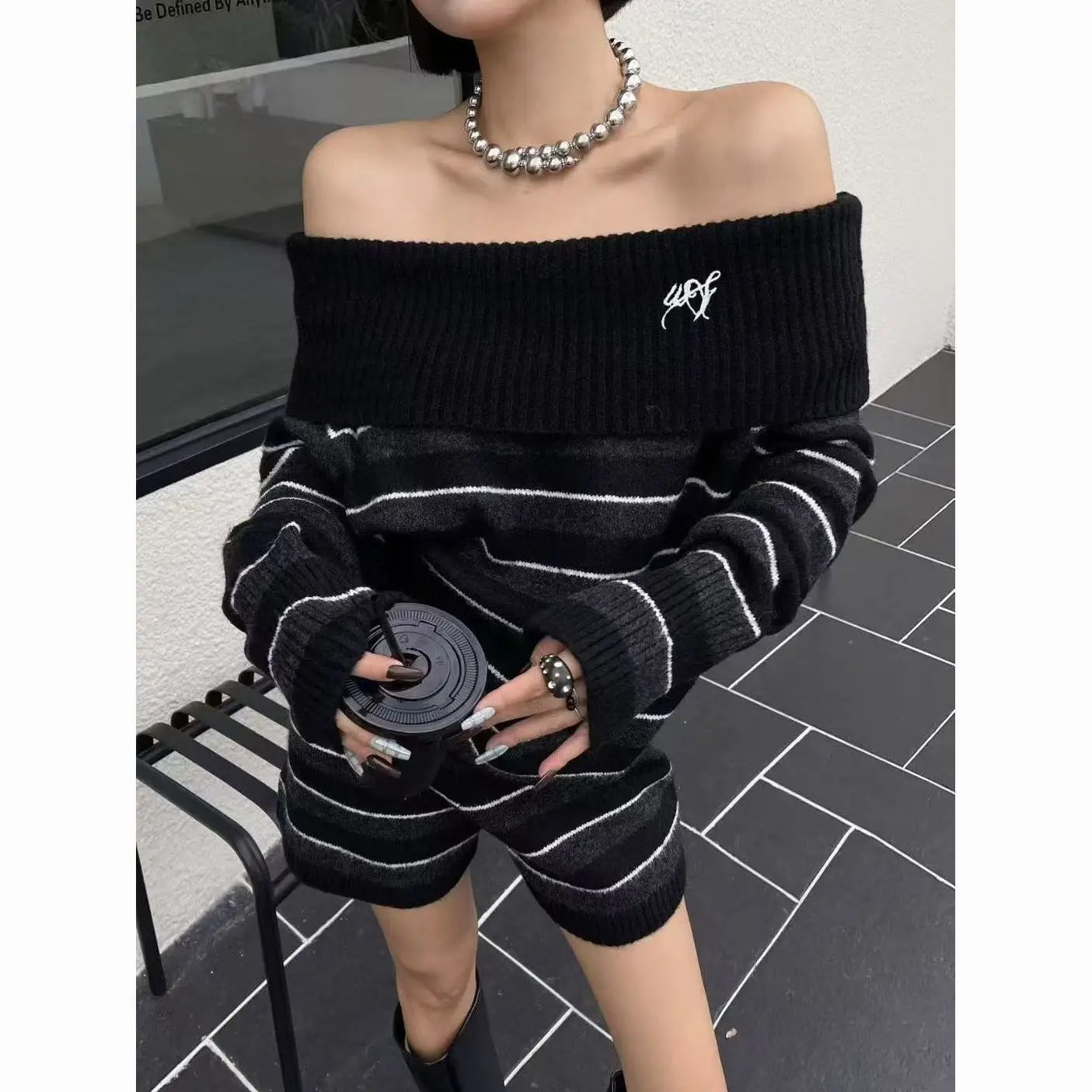 Conjunto de punto picante para niña, pantalones cortos de suéter a rayas con un hombro para mujer, conjunto de dos piezas de alta gama para principios de otoño