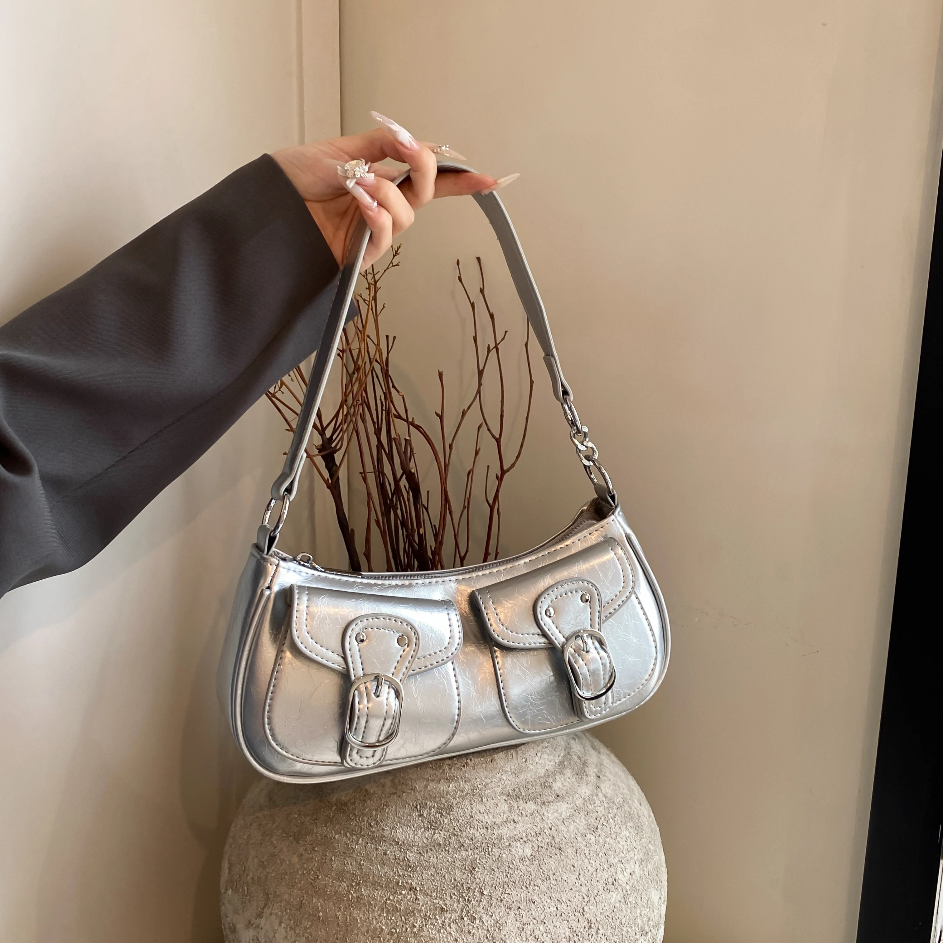 A super stylish women's shoulder bag, simple trend and multi-pocket design, suitable for going out shopping and dating