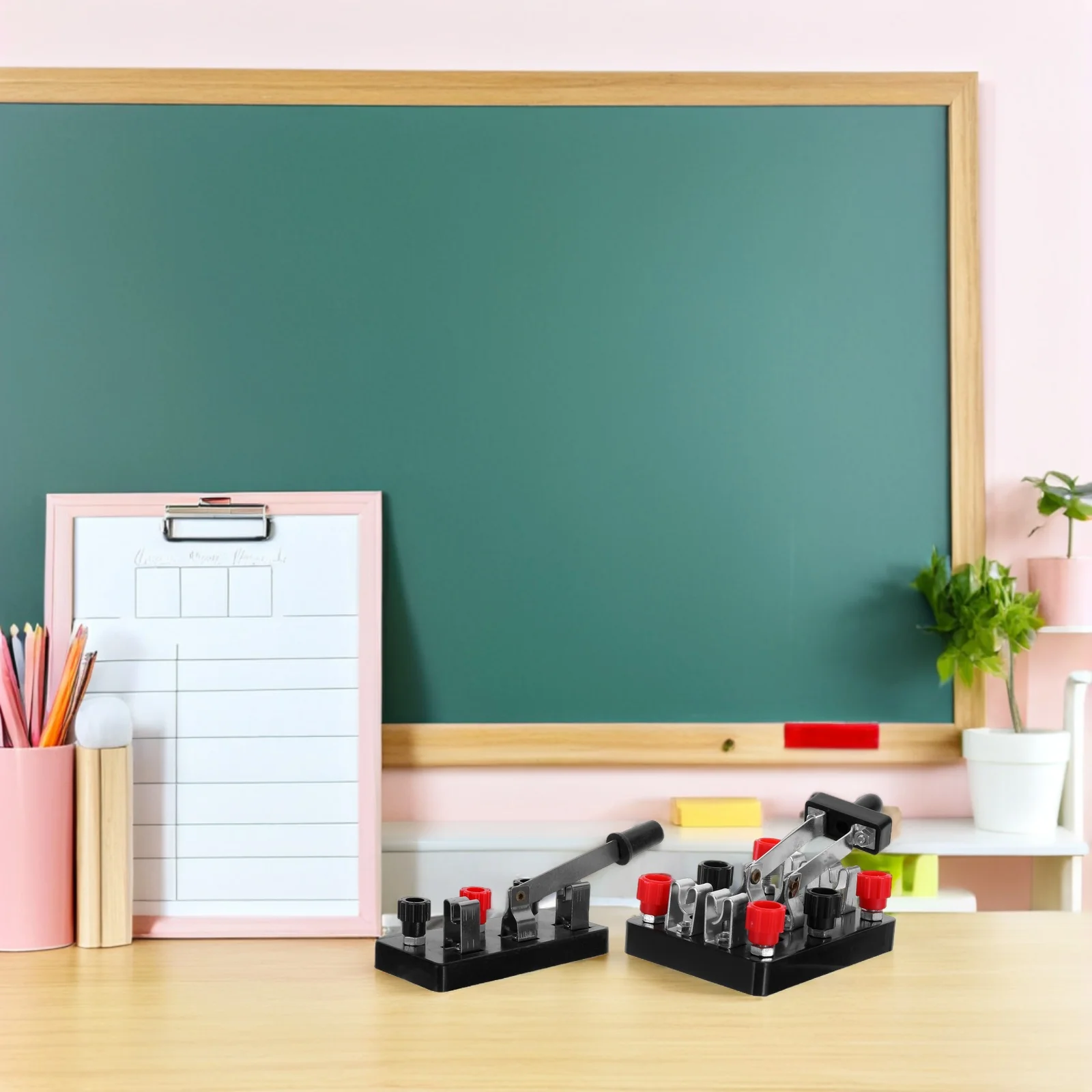 

Комплект из 2 двухполюсных двухпозиционных переключателей (ножевых) для обучения физике, электрохимических экспериментов, научных схем и лабораторных работ