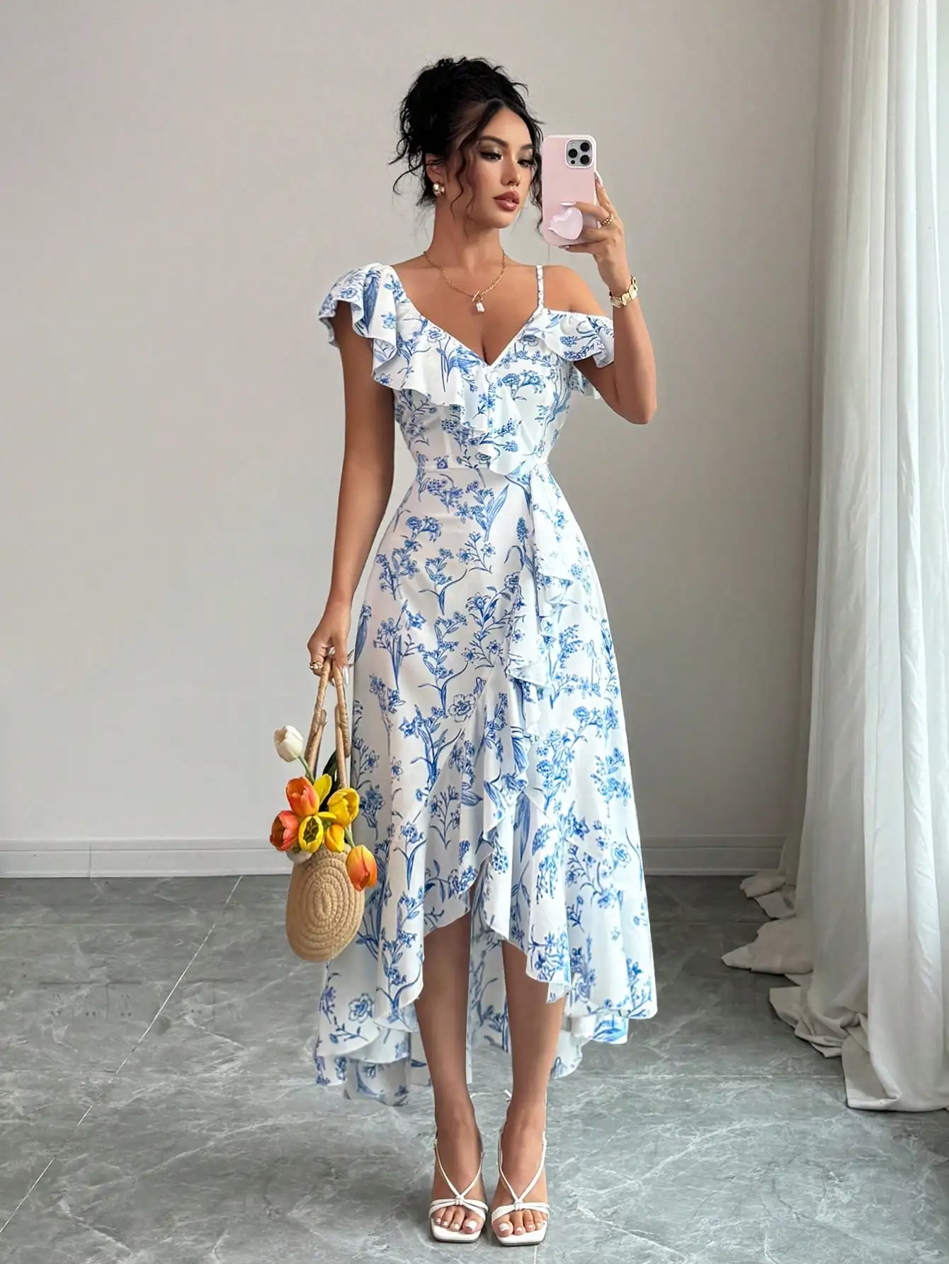 

Женское синее платье миди с цветочным принтом, V-образным вырезом, открытыми плечами и оборками по низу