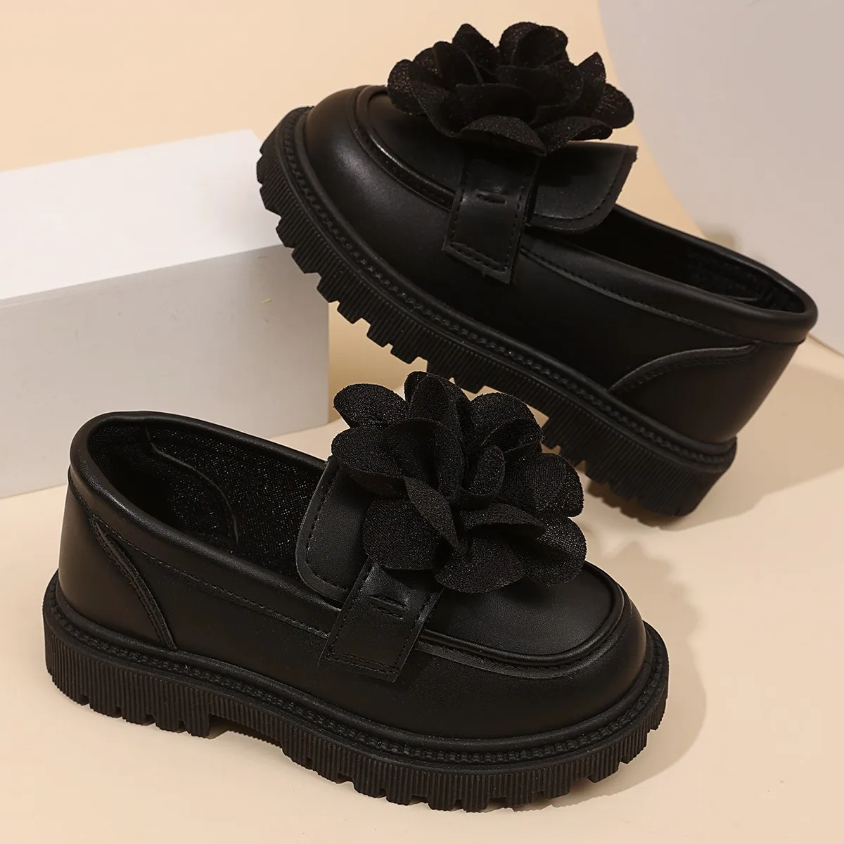 

Kids Flat Shoes Black Glossy Girls Performance Shoes with Big Flowers 2025 Autumn New Children Princess Shoes Round Toes Sweet