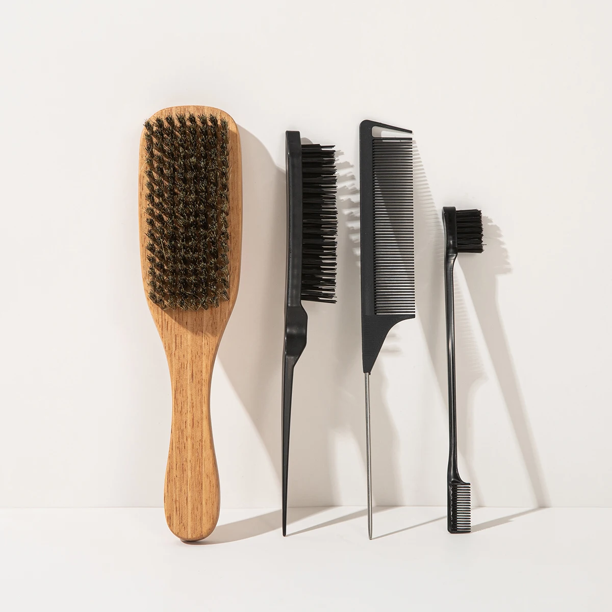 

Набор из 4 щеток для волос: дубовая щетка из щетины кабана + расческа с заостренным хвостом + двусторонняя расческа, подходит для различных типов волос