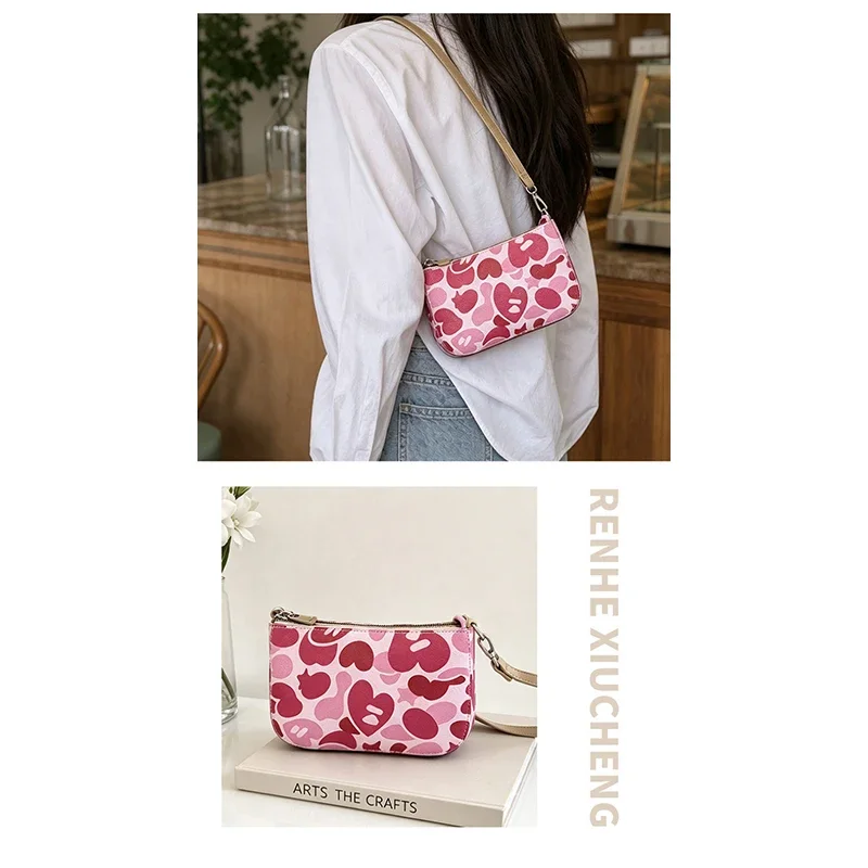 Süße Rosa Herz-Print Camouflage Hobo-Schultertasche, Vielseitige Leichte Damen-Handtasche für den Alltag, Lässige Handtasche für den täglichen Arbeitsweg – Detail 3