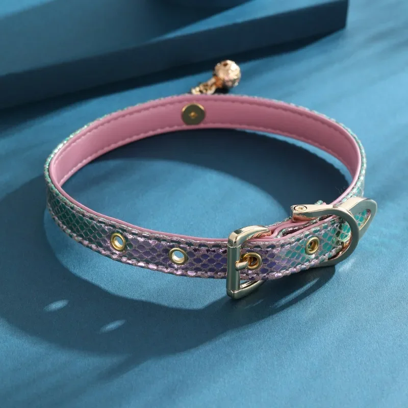 مقترن بياقة جلدية على طراز الملهى الليلي وحزام مثير للاهتمام، هذا الياقة المتناثرة البسيطة مناسبة للارتداء اليومي