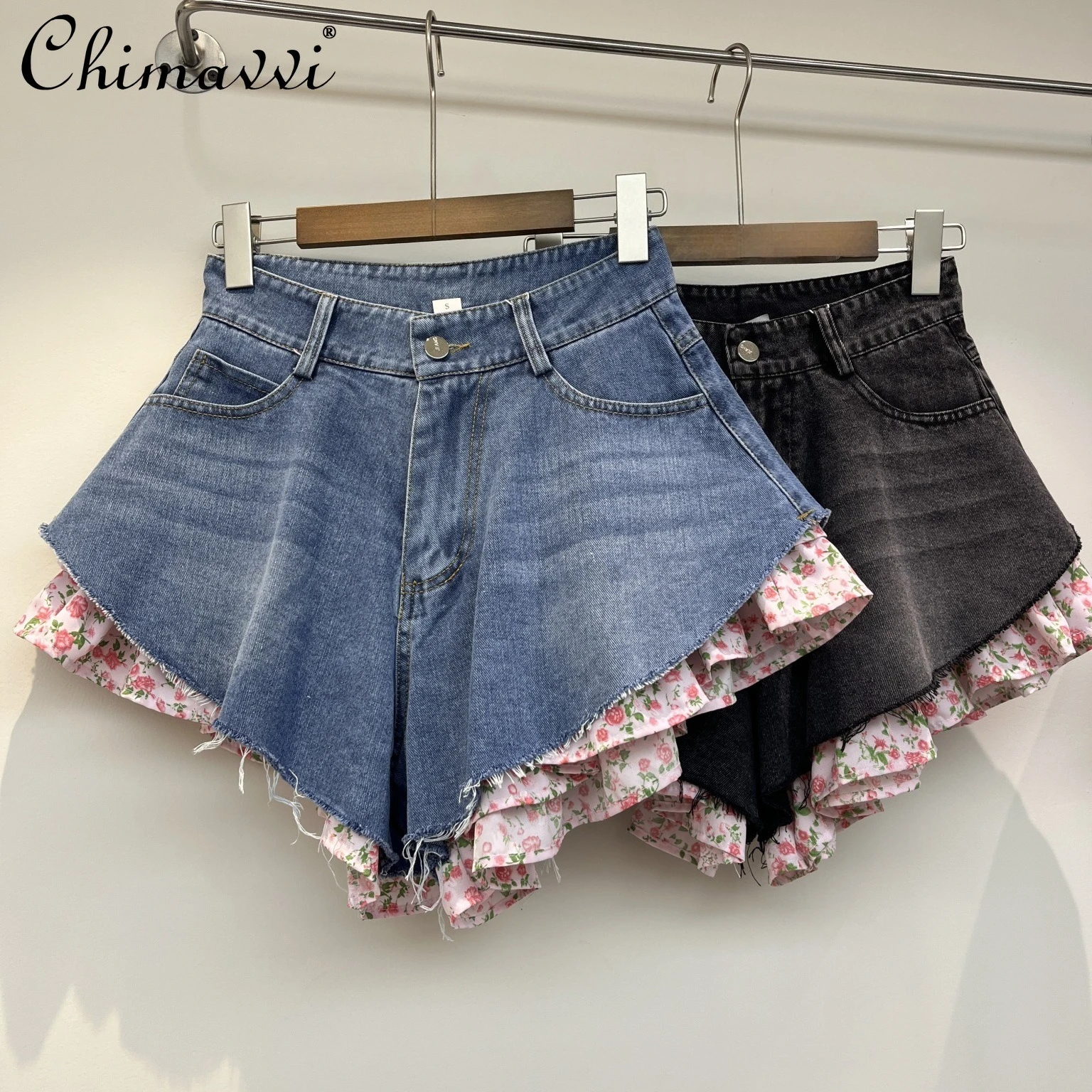 

Летние модные джинсовые шорты 2026 года в стиле Highstreet для девушек: укороченные, с высокой талией, А-силуэт, с цветочным принтом, универсальные, повседневные, женские