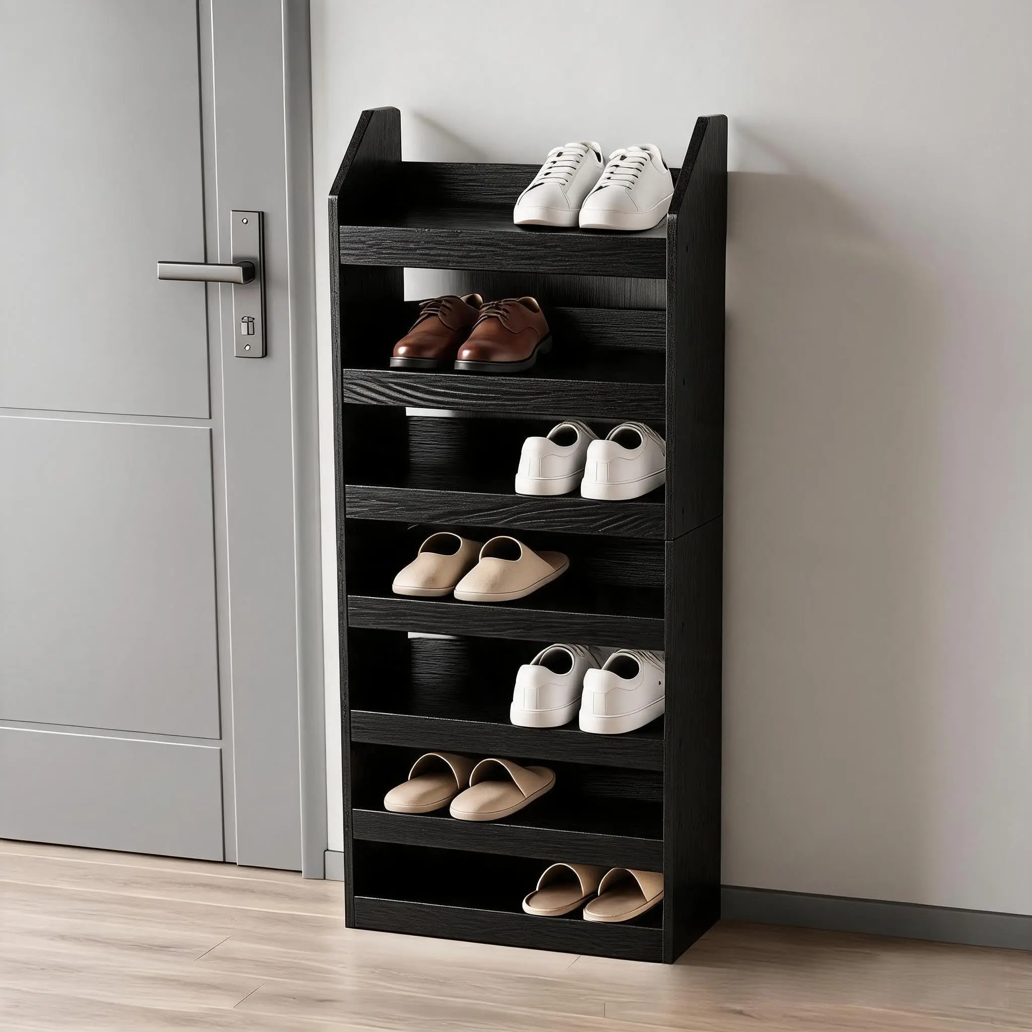 Mehrstöckiges Schuhregal mit schrägen Regalböden und Stange