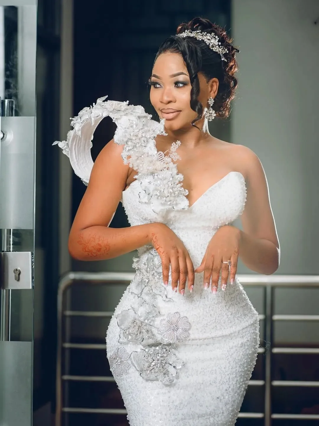 Abito da sposa africano personalizzato Abiti da sposa per la sposa Sirena Una spalla Illusione Perline Pizzo Perle Increspature Pizzo applicato