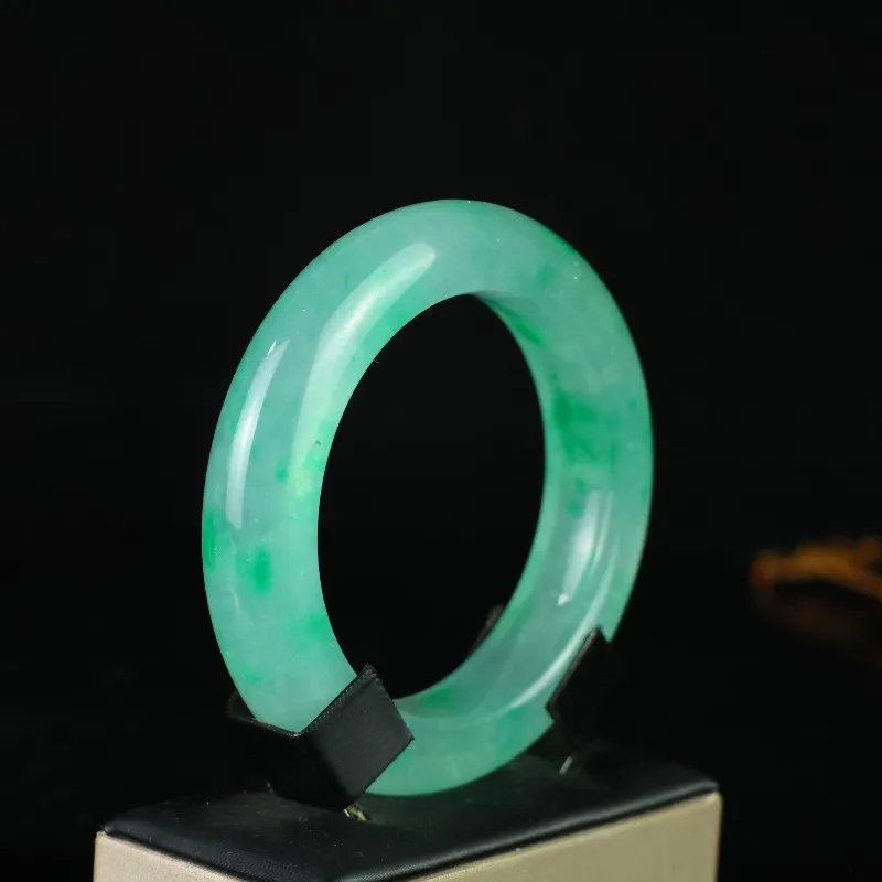 

New Natural High Ice Green Bracelet, Fashionable Versatile and Elegant Jewelry