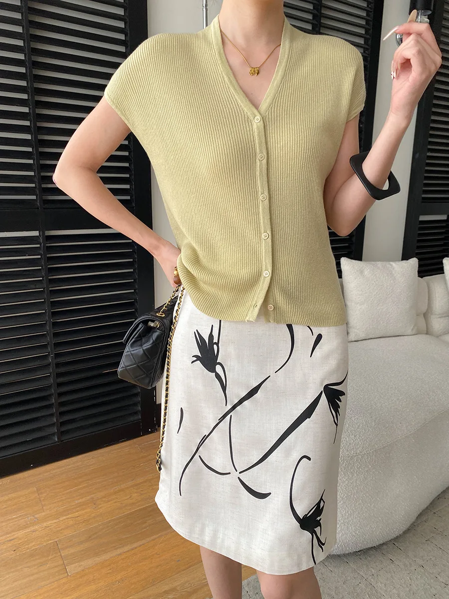 Sommerlicher Damen-Cardigan in unifarbenem, französischem Stil, V-Ausschnitt, figurbetonend, mit Taschen an den Schultern und gestrickten Ärmeln. – Detail 28