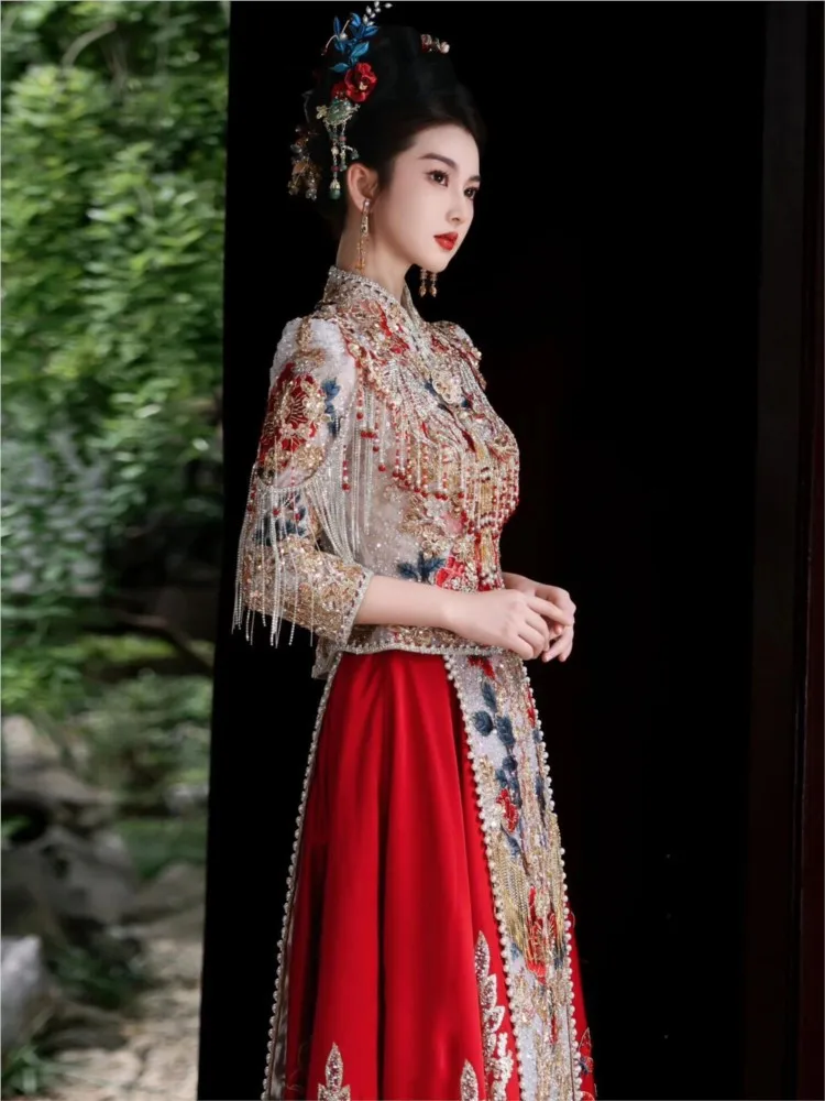 The wedding dress for of heavy industry is a Chinese-style gown and dragon phoenix