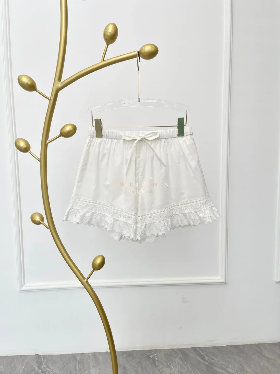 

2025 White Short Sleeve Ruffles Frilled Lantern Sleeve Blouse Tops and White Ruffles Frilled Embroidery Lace Shorts Set