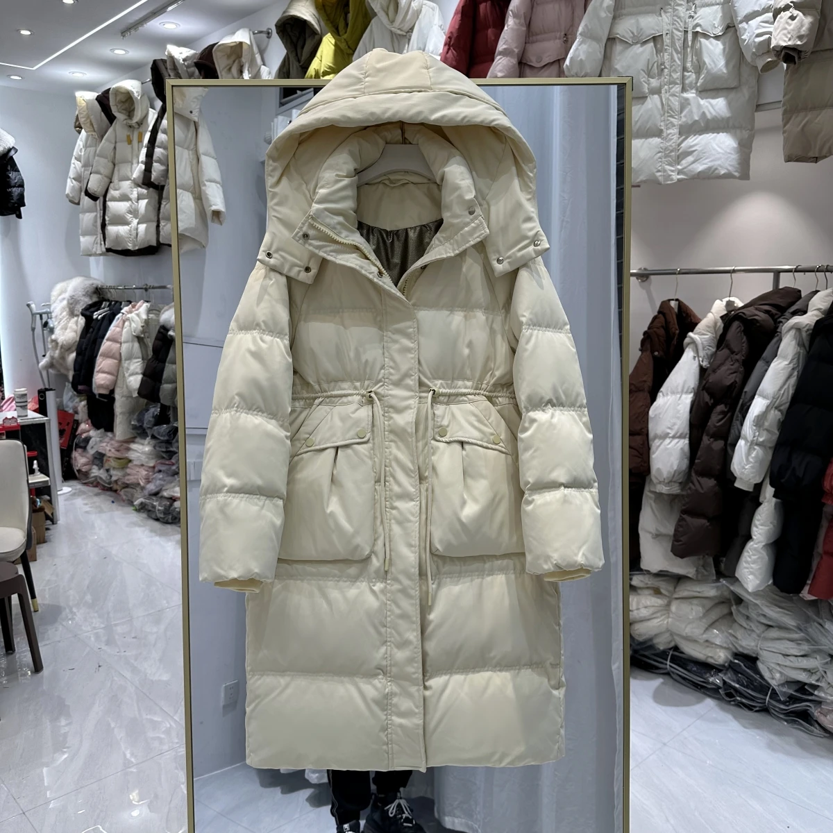 Damska kurtka puchowa na jesień i zimę 2025, średniej długości, za kolano, z kapturem, parka, gruba, ciepła, z białego puchu kaczego.