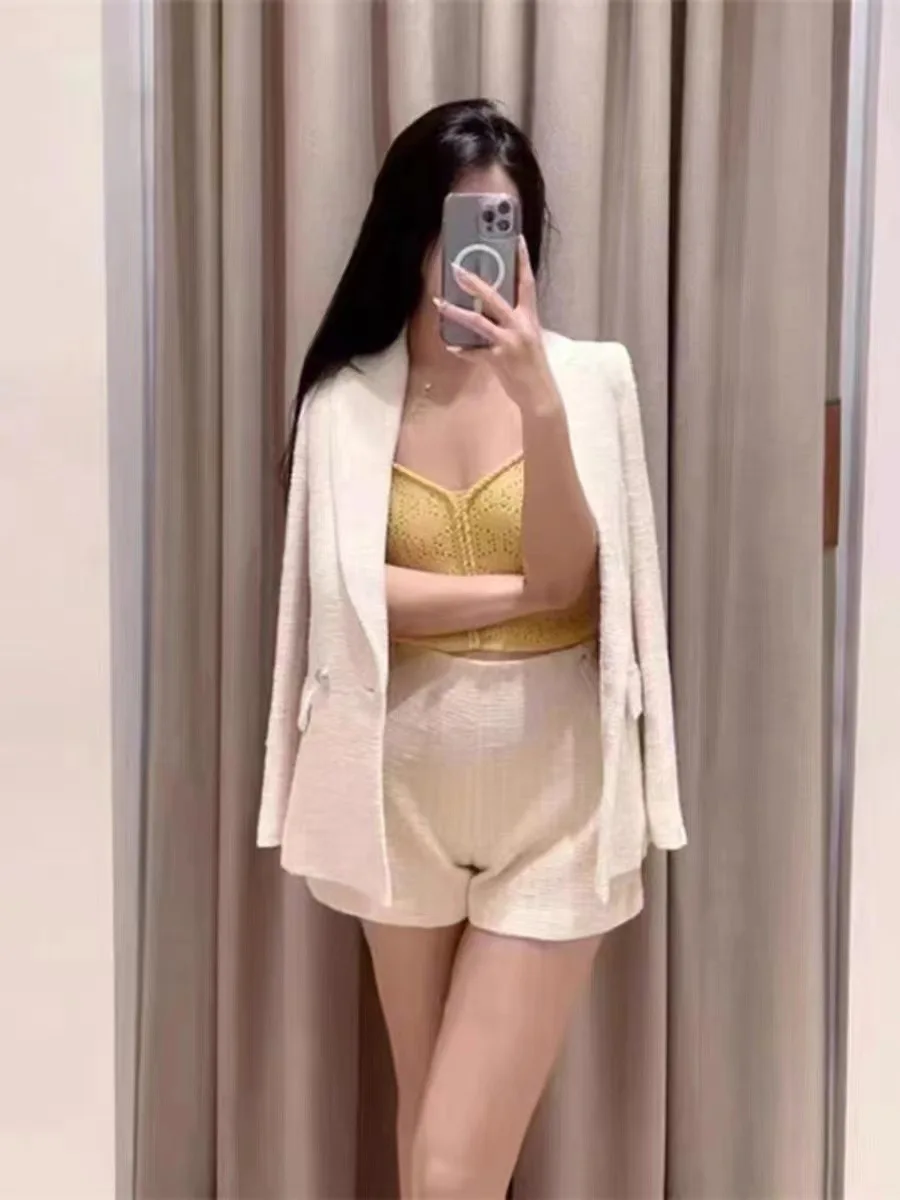 

Two-piece suit for office ladies, slim-fitting beige long-sleeved top or slim-fitting shorts matching suit